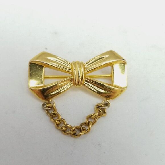 Vintage Jewelry - Vintage Little Bow Shaped Bow Brooch with Chain Detail, Gold Tone Lapel Pin